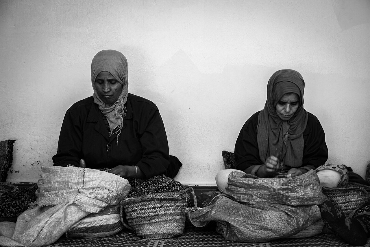 نساء في تعاونية لأركان يكسرن النواة ويستخرجن الزيت يدوياً